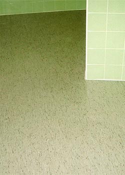 Linoleum in un bagno con siliconatura perimetrale