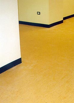 Corridoio in linoleum con zoccolino in PVC