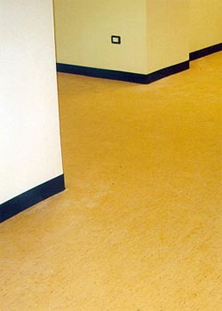 Corridoio in linoleum con zoccolino in PVC