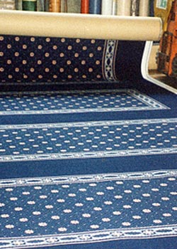 Moquette DAVOS. Porzioni di corridoi di albergo direttamente stampati sulla pezza, pronti da tagliare e posare.