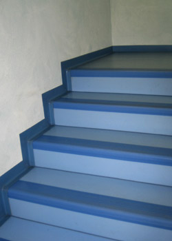 Art. TAPIFLEX STAIRS su scala e pianerottolo con zoccolini coordinati