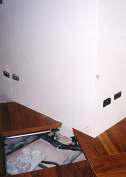 Fase di montaggio in diagonale. Finitura in parquet Merbau